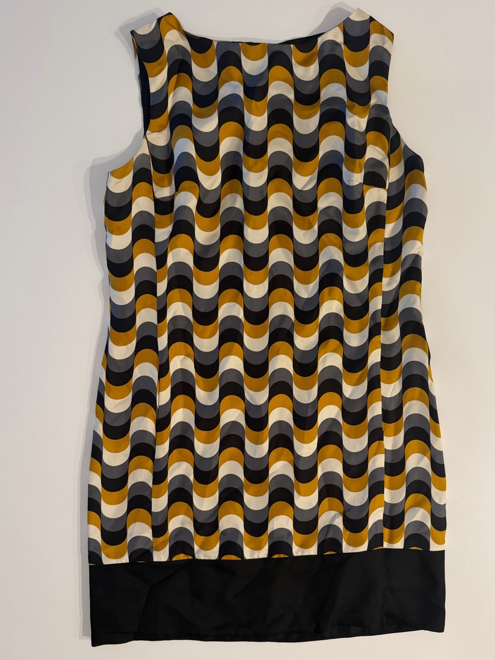 Milly Sleeveless Wave-Print Shift Dress in Mustard, Black & White